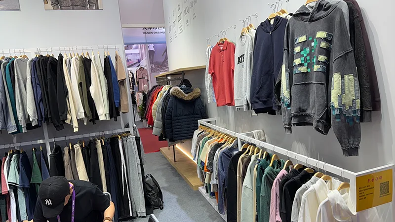 Comment les fabricants de vêtements peuvent-ils réduire les retards de production et la pression sur les stocks ?