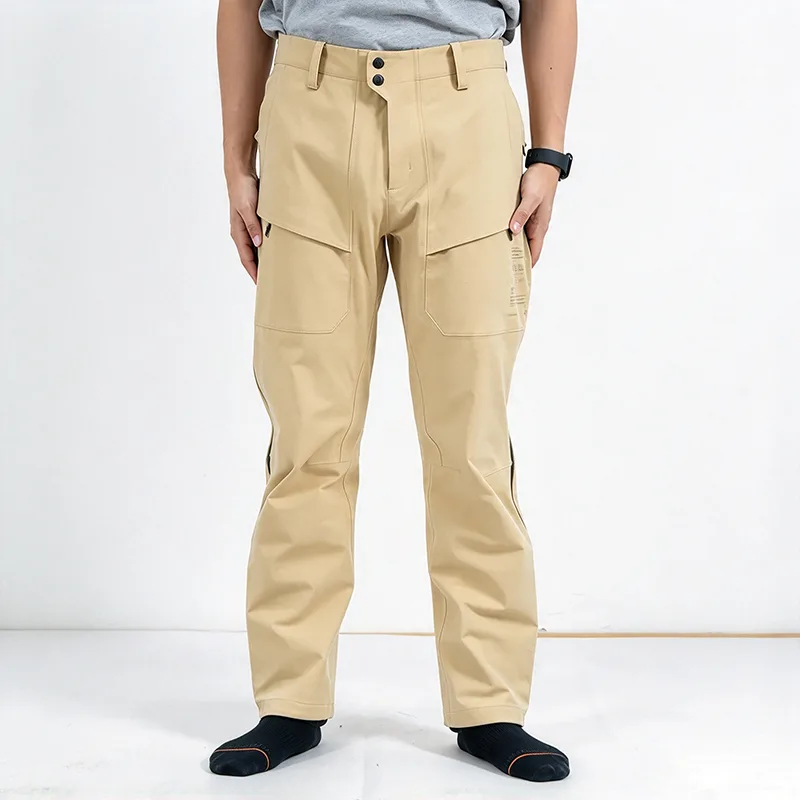 Pantalon cargo imperméable beige avec tissu thermique et longues fermetures éclair latérales
