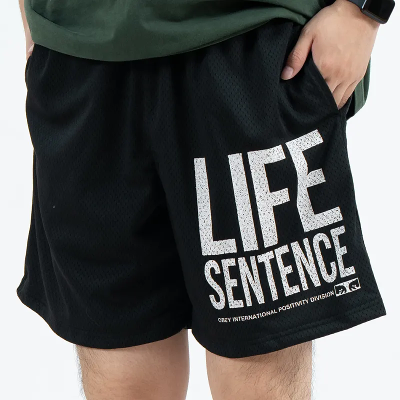 Short noir en maille respirante à séchage rapide avec grande lettre blanche