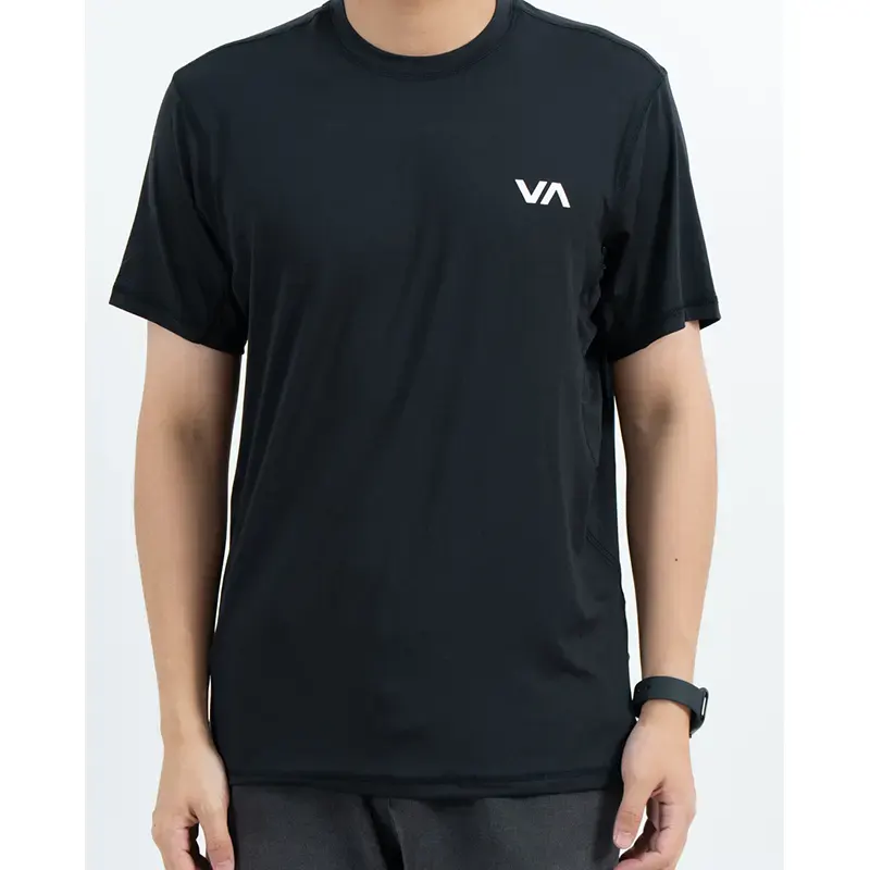 T-shirt noir à col rond à séchage rapide avec coutures latérales profilées et logo sur la poitrine