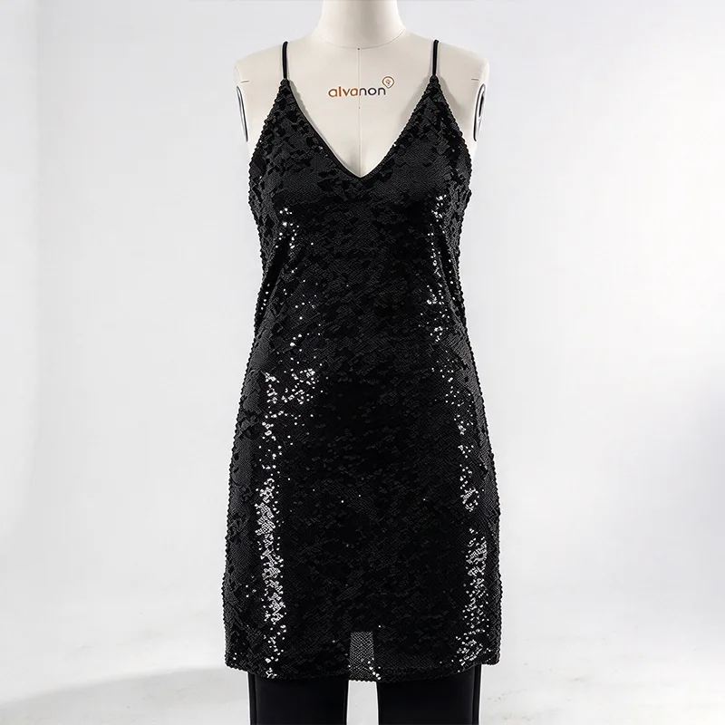 Mini-robe noire à sequins avec col en V et fines bretelles