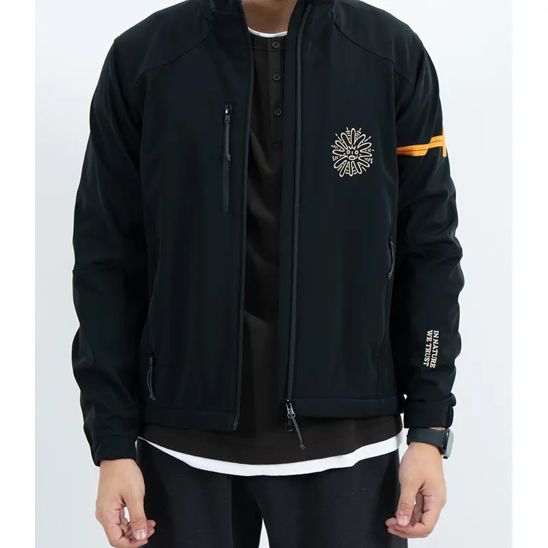 Veste Hardshell d'extérieur noire à col montant avec rayures contrastées sur les manches Veste Hardshell d'extérieur noire à col montant avec rayures contrastées sur les manches