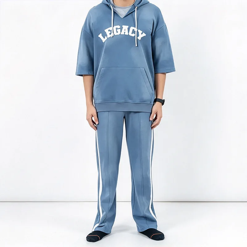 Survêtement à capuche bleu à manches courtes avec pantalon à rayures latérales blanc