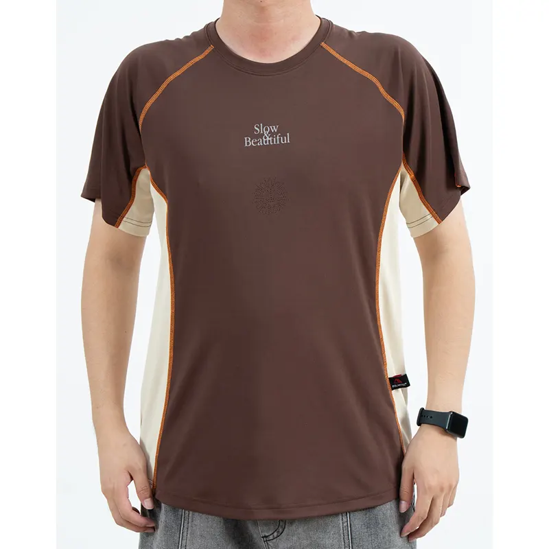 T-shirt raglan respirant marron avec panneaux latéraux crème et lignes de couture orange