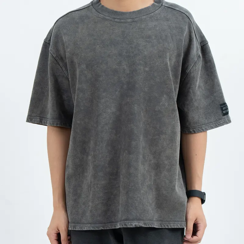 T-shirt oversize anthracite avec effet délavé chiné et étiquette sur la manche