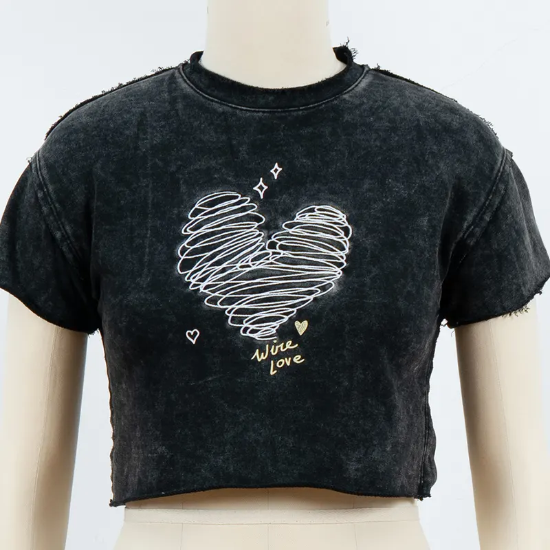 T-shirt court graphique cœur avec détails à bords bruts