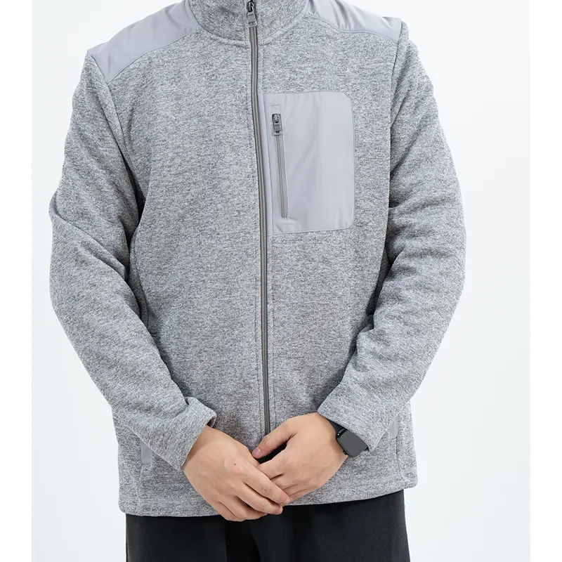 Veste zippée grise à col montant avec panneaux lisses sur les épaules et la poitrine Veste zippée grise à col montant avec panneaux lisses sur les épaules et la poitrine