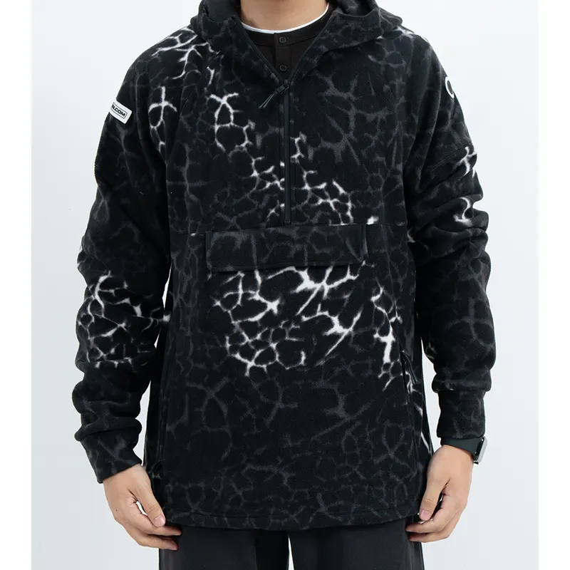 Pull en polaire à capuche avec motif craquelé et rabat de poche avant