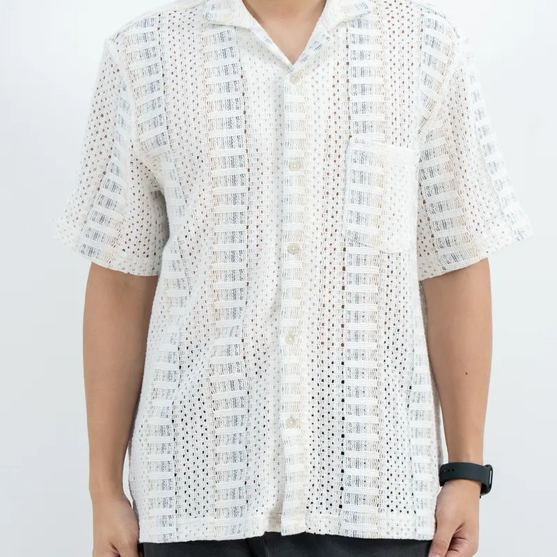 Chemise ajourée à manches courtes et col camp avec poche poitrine