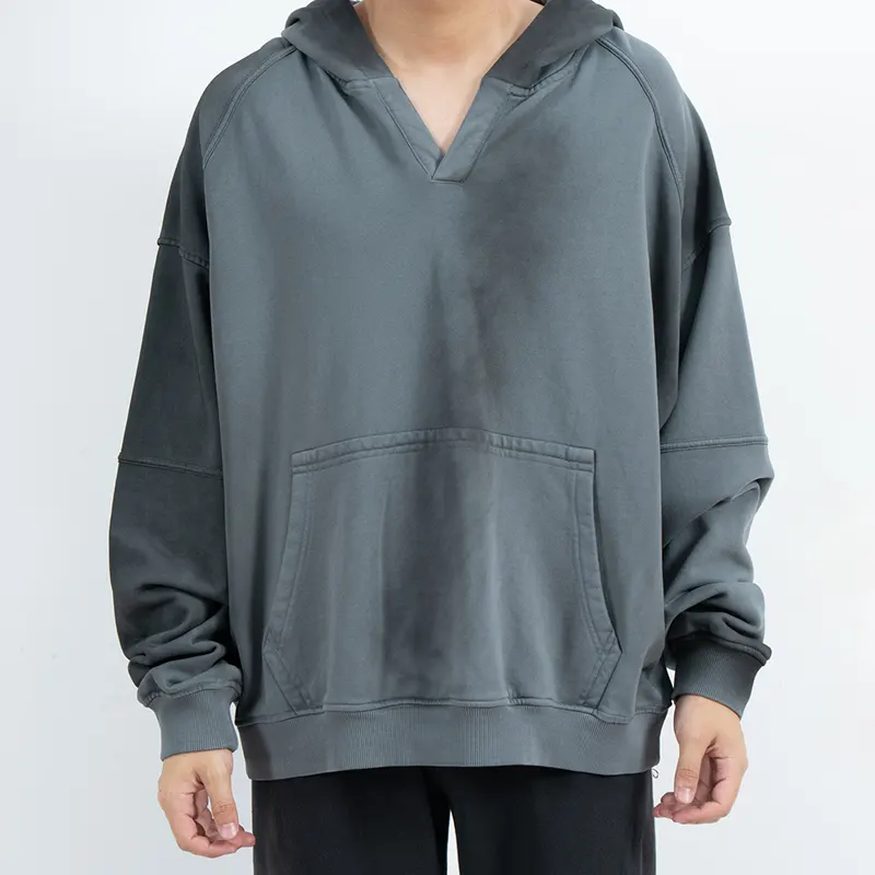 Sweat à capuche surdimensionné à col en V avec empiècements sur les manches et poche kangourou