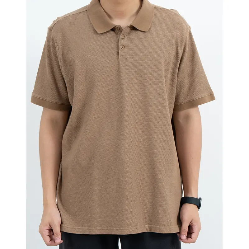 Polo marron texturé à manches courtes avec patte de boutonnage à trois boutons
