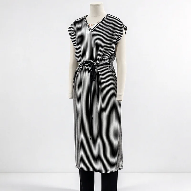 Robe mi-longue à rayures verticales, col en V, épaules allongées et ceinture en cordon