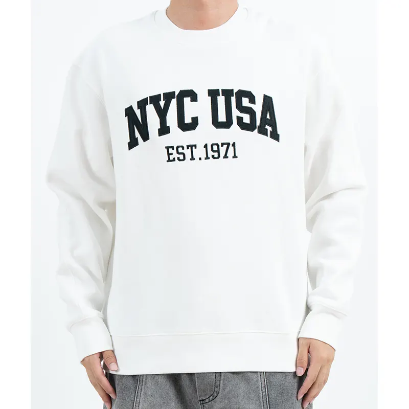 Sweat-shirt blanc à col rond avec inscription de style universitaire sur la poitrine