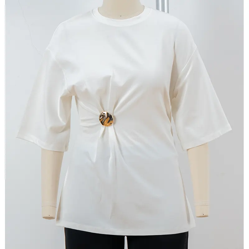 T-shirt blanc oversize à col rond avec taille froncée et ornement rond