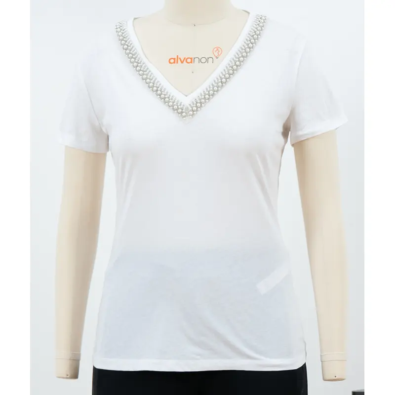 T-shirt blanc à col en V et encolure bordée de perles